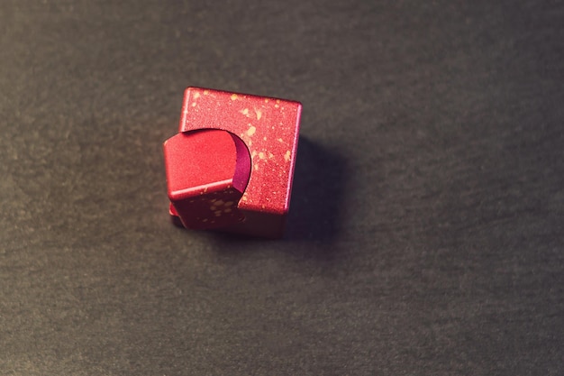 Célèbre fidget spinner soulageant le stress na fond de bois noir