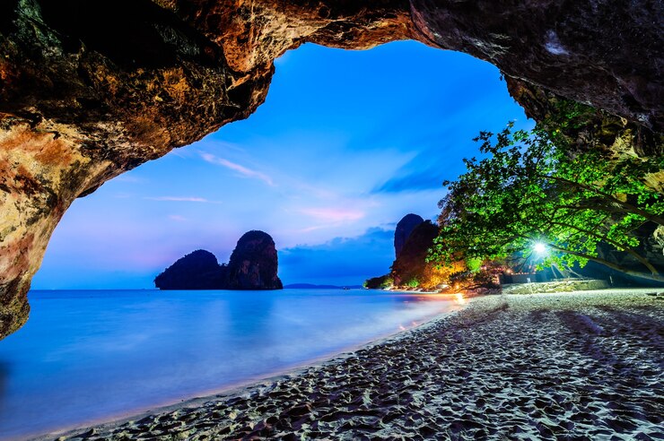 Photo célèbre grotte de phranang à raylay railay beach, krabi : thaïlande