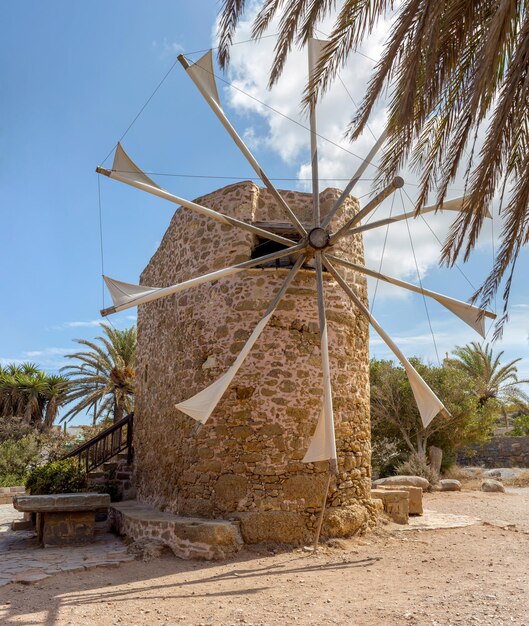 Célèbre historique ancien moulins à vent en pierre délabrées sur une journée ensoleillée l'île de la région de Lassithi Crète Grèce