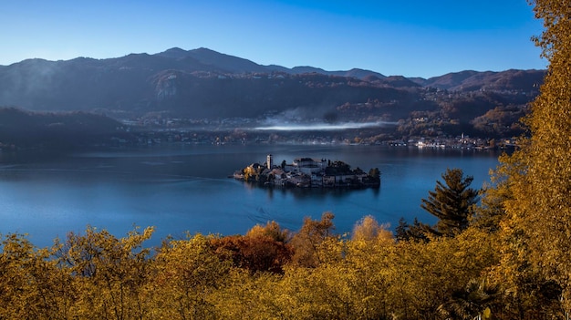 La célèbre île d'Orta San Giulio dans le piémont du lac Orta, dans le nord de l'Italie