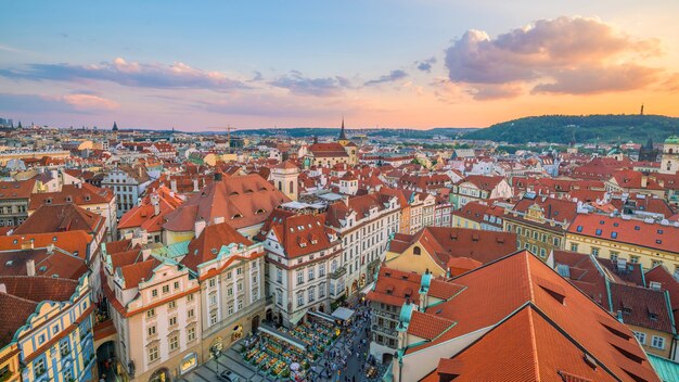 Célèbre image emblématique des toits de la ville de Prague en République tchèque