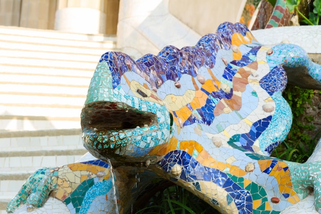 Célèbre lézard de Gaudi dans le parc Guell, Barcelone, Espagne