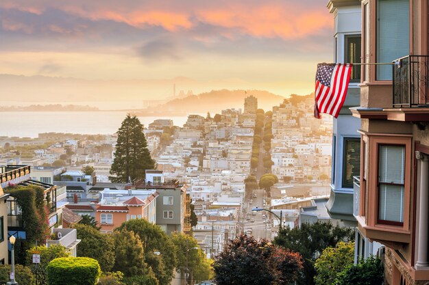 Célèbre Lombard Street à San Francisco au lever du soleil aux Etats-Unis