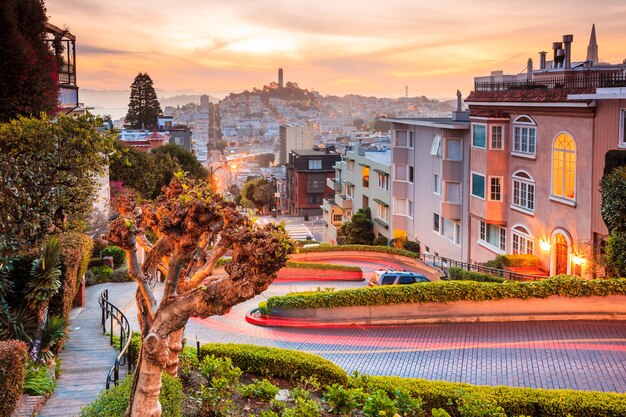 Célèbre Lombard Street à San Francisco au lever du soleil