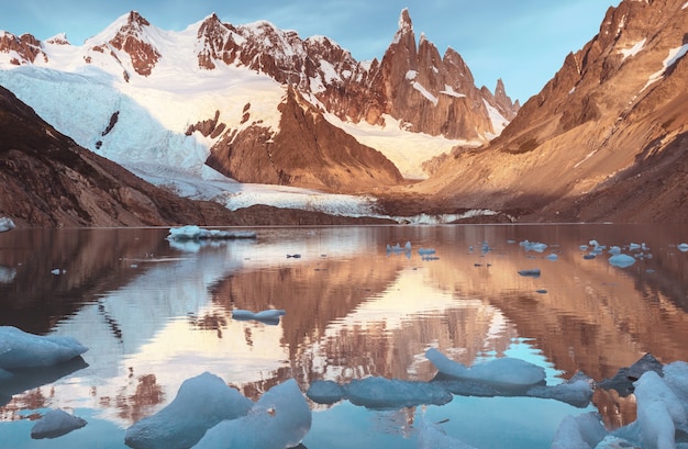 Célèbre magnifique pic Cerro Torre dans les montagnes de Patagonie