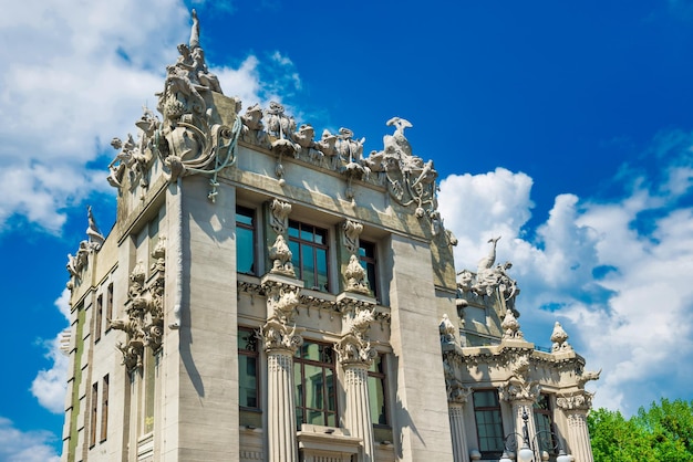 Célèbre maison aux chimères - magnifique bâtiment Art nouveau avec décoration de figures animales à la journée ensoleillée sur fond de ciel bleu. Kiev, Ukraine