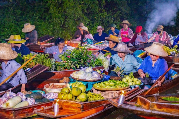 Photo le célèbre marché flottant de thaïlande damnoen saduak le marché flottant ratchaburi thaïlande