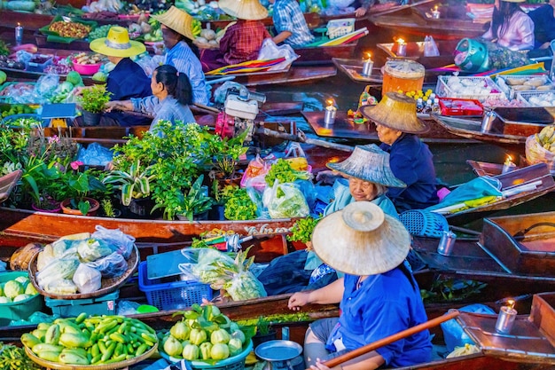 Photo le célèbre marché flottant de thaïlande damnoen saduak le marché flottant ratchaburi thaïlande