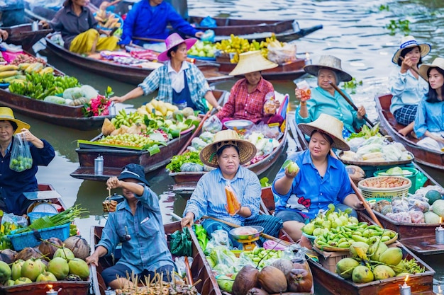 Photo le célèbre marché flottant de thaïlande damnoen saduak le marché flottant ratchaburi thaïlande