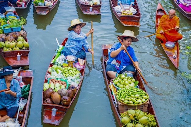 Photo le célèbre marché flottant de thaïlande damnoen saduak le marché flottant ratchaburi thaïlande