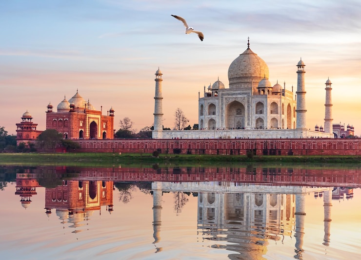 Photo célèbre mausolée du taj mahal sur la rive de la rivière yumana à agra inde