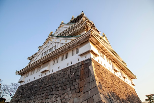 Le célèbre monument est le château d'osaka en automne au japon