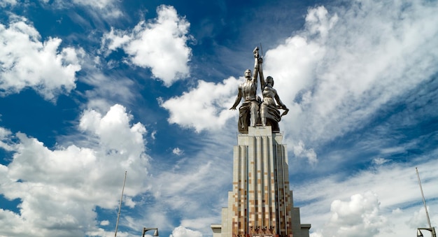 Célèbre monument soviétique Travailleur et travailleuse kolkhozienne et agriculteur collectif à Moscou Russie