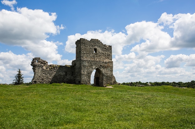 Célèbre monument ukrainien: vue estivale pittoresque sur les ruines de l'ancien château de Kremenets, région de Ternopil, Ukraine