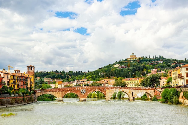 Célèbre monument de Vérone. Ponte di Pietra sur le fleuve Adige à Vérone, Italie.