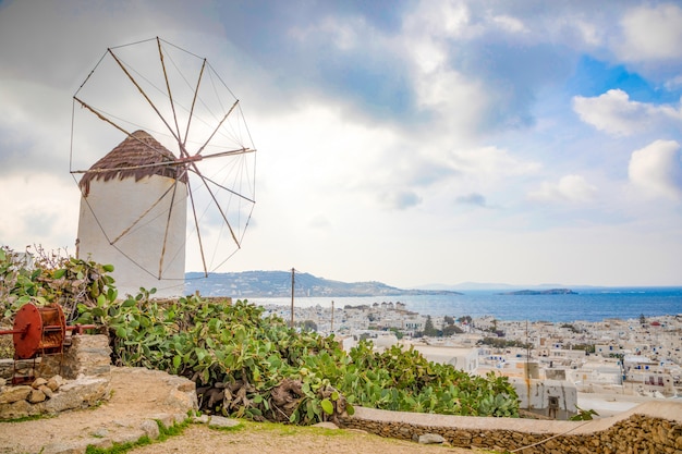 Le célèbre moulin à vent au-dessus de la ville de Mykonos, Grèce