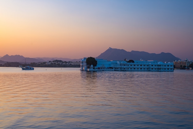 Le célèbre palais blanc flottant sur le lac Pichola au coucher du soleil. Udaipur, destination de voyage et attraction touristique du Rajasthan, Inde
