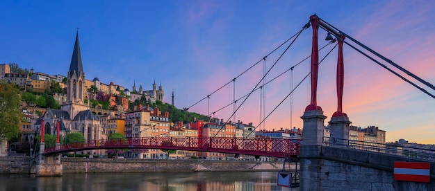 Célèbre passerelle rouge du matin Lyon