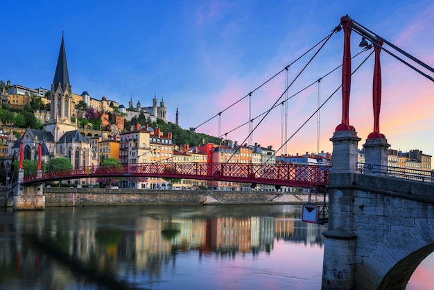 Photo célèbre passerelle rouge du matin lyon