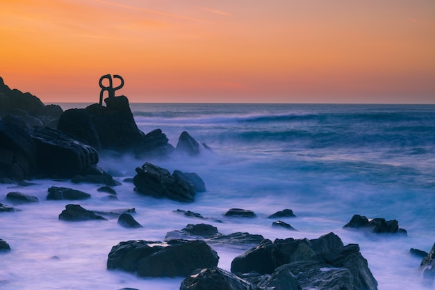 Le célèbre peigne de vent (Haize Orrazia / Peine de los Vientos) à Donostia-San Sebastian, au Pays basque.