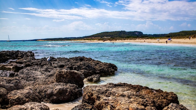 La célèbre plage d'Es Tancats Algaiarens sur l'île méditerranéenne de Minorca