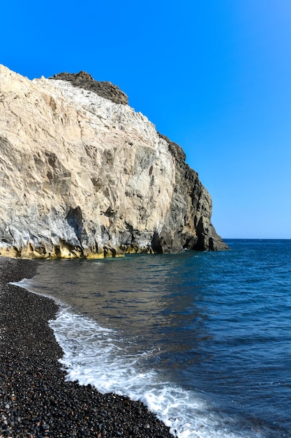 La célèbre plage noire de Mesa Pigadia sur l'île de Santorin, en Grèce