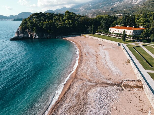 Célèbre plage de sable Milocer au Monténégro près de Sveti Stefan Vue aérienne sur un hôtel de luxe Adriatique