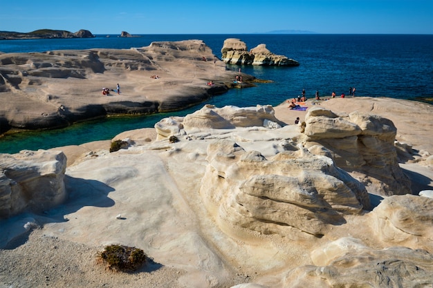 Photo célèbre plage de sarakiniko sur l'île de milos en grèce