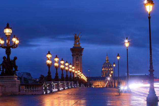 Le célèbre pont Alexandre III à la nuit pluvieuse Paris France