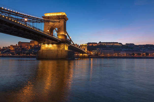 Célèbre pont à chaînes sur la rivière Danune vue au coucher du soleil