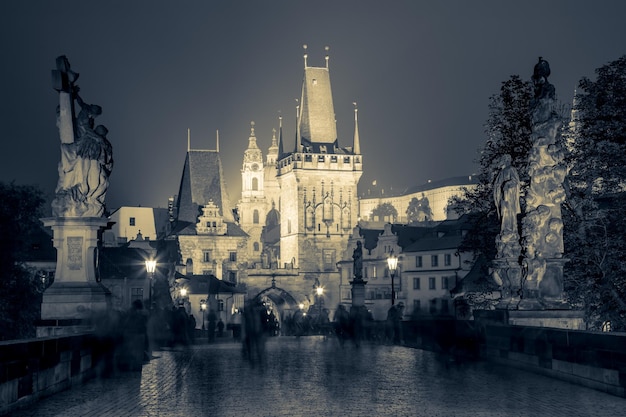 Le célèbre pont Charles à Prague la nuit l'Europe tchèque