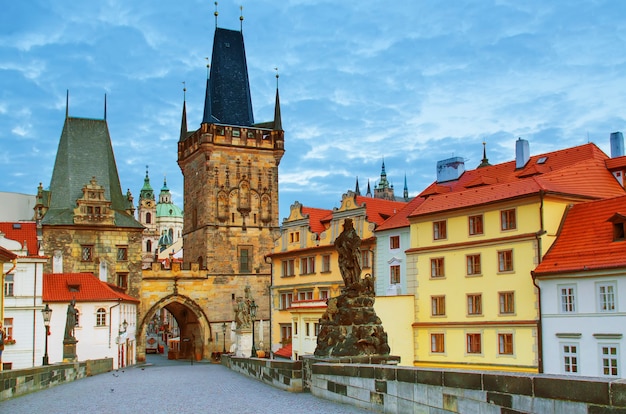 Célèbre pont Charles à Prague - vue sur la vieille ville - fond de voyage