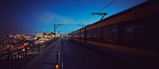 Célèbre pont Luis I avec métro, Porto, Portugal, Europe