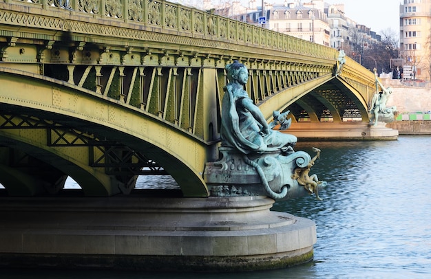 Le célèbre pont Mirabeau a été construit en 1893 Paris France