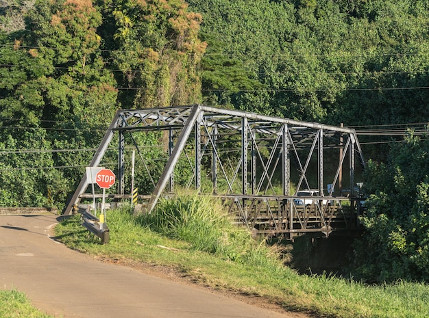 Célèbre pont à poutres d'acier sur la route de Hanalei de Princeville à Kauai