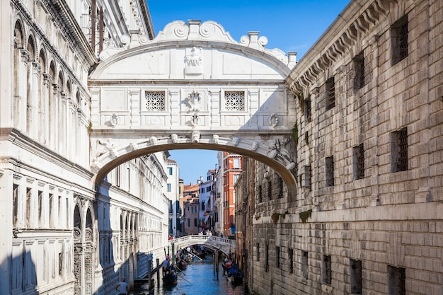 Le célèbre Pont des Soupirs de Venise a été conçu par Antonio Contino et a été construit au début du XVIIe siècle