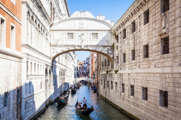 Le célèbre Pont des Soupirs de Venise a été conçu par Antonio Contino et a été construit au début du XVIIe siècle