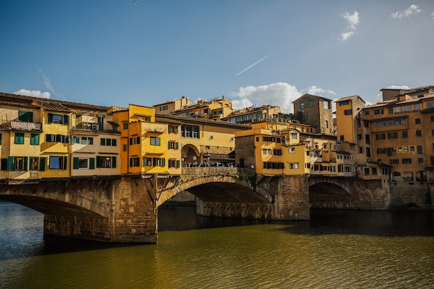 Célèbre Ponte Vecchio avec la rivière Arno à Florence, Italie.