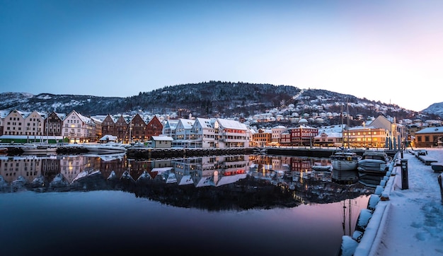 Célèbre rue bryggen avec des maisons colorées en bois à bergen à noël norvège