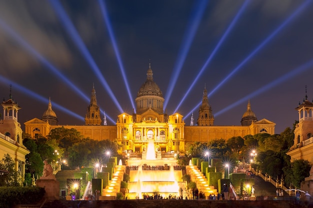 Célèbre spectacle de lumière et fontaines magiques devant le musée national d'art de la placa espanya à barcel