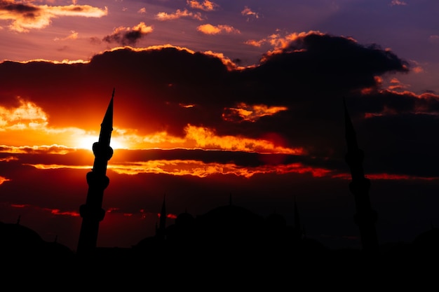 Célèbre Sultanahmet ou Mosquée Bleue dans la ville d'Istanbul au coucher du soleil