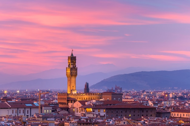 Célèbre tour Arnolfo du Palazzo Vecchio sur la Piazza della Signoria au magnifique coucher de soleil depuis la Piazzale Michelangelo à Florence, Toscane, Italie