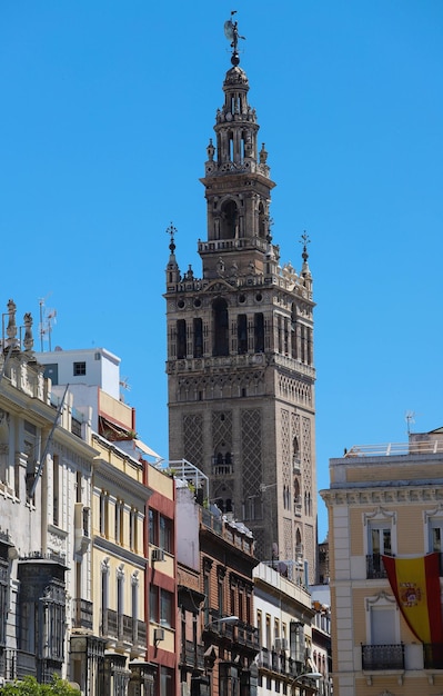 Célèbre tour de la Giralda Architecture islamique construite par les Almohades et couronnée par un clocher Renaissance avec la statue de Giraldillo à son point culminant Cathédrale de Séville