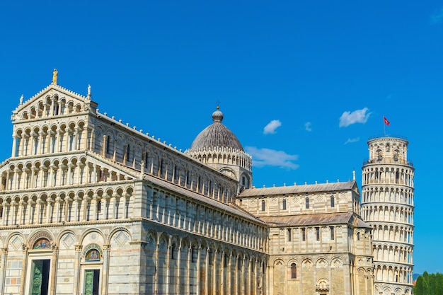 La célèbre tour penchée de Pise en Italie avec un beau ciel bleu