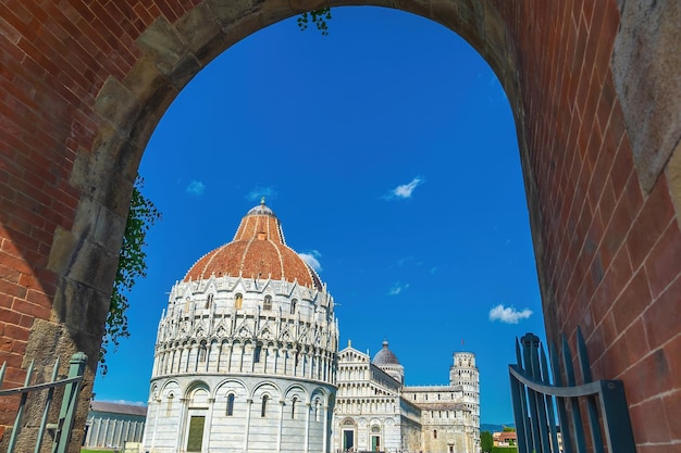 La célèbre tour penchée de Pise en Italie avec un beau ciel bleu
