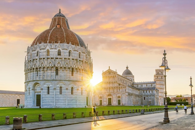 La célèbre tour penchée de Pise en Italie avec un beau lever de soleil