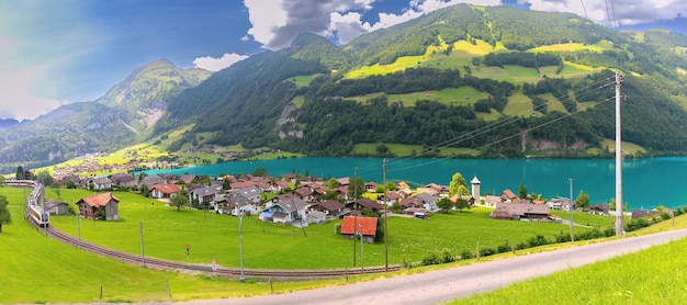 Le célèbre train panoramique touristique électrique rouge dans le village suisse de Lungern dans le canton d'Obwalden en Suisse