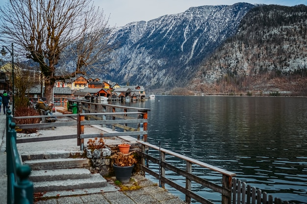 Célèbre village de montagne de Hallstatt et paysage de lac alpin