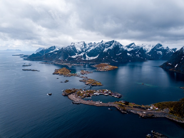 Célèbre village de pêcheurs d'attraction touristique sur les îles Lofoten.