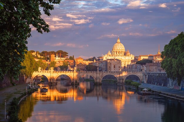 Célèbre vue sur le paysage urbain de la basilique Saint-Pierre à Rome